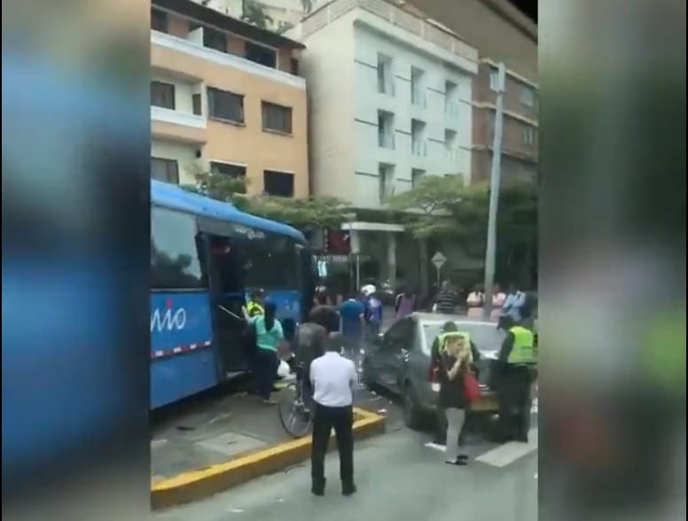 Accidente entre bus del Mío y carro particular dejó un peatón herido en el norte de Cali