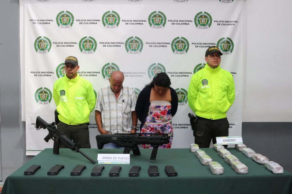 Envían a la cárcel a pareja hallada con armas de largo alcance y 240 millones en Cali