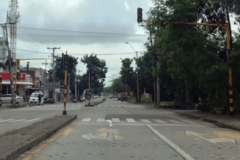 Instalan nuevo semáforo vehicular y peatonal en la Comuna Cinco de Cali