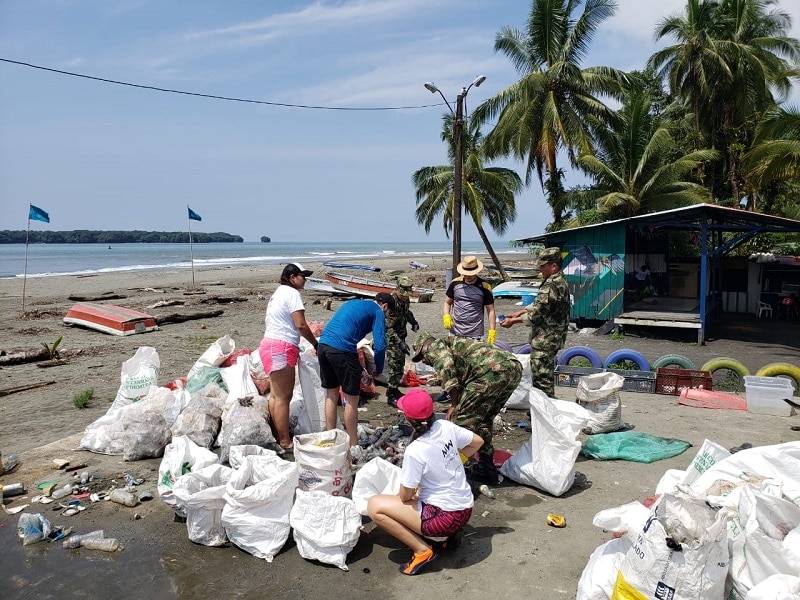Tres toneladas de basura fueron removidas en las playas del Pacífico este fin de semana
