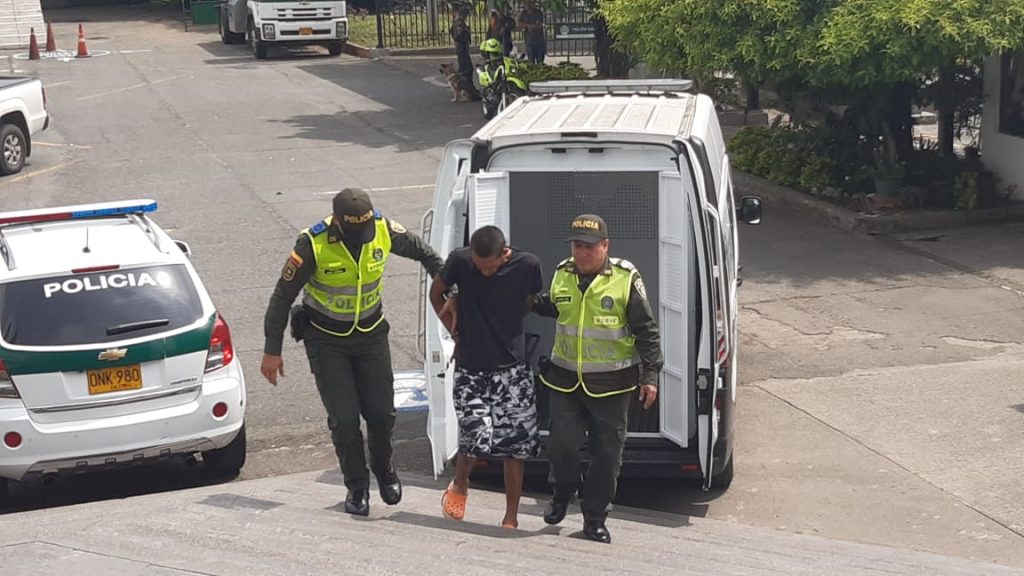Capturan en Cali a hombre que había quedado en video robando en moto a una mujer