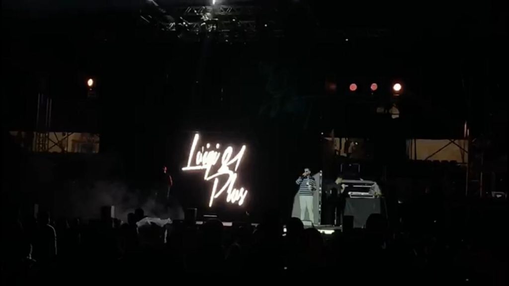 Cantante de reguetón invita al consumo de drogas y licor en medio de concierto en Cali