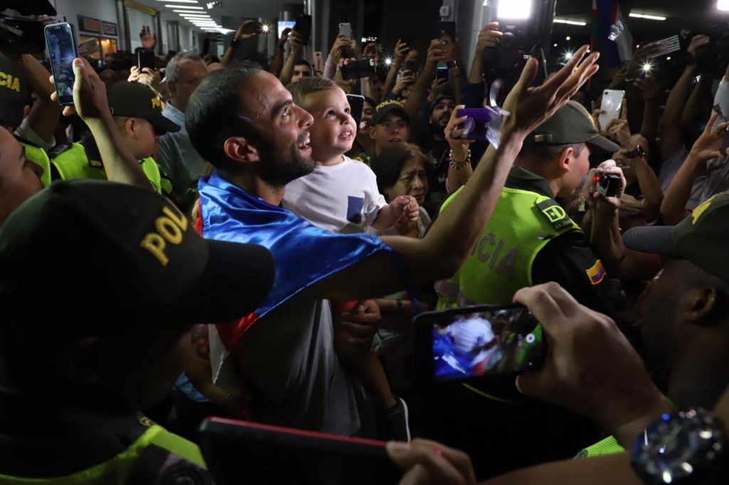 Con caravana, cientos de caleños recibieron a Sebastián Cabal tras ganar Wimbledon