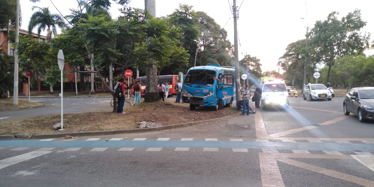 Choque de dos busetas de transporte público en Cali dejó 16 personas lesionadas