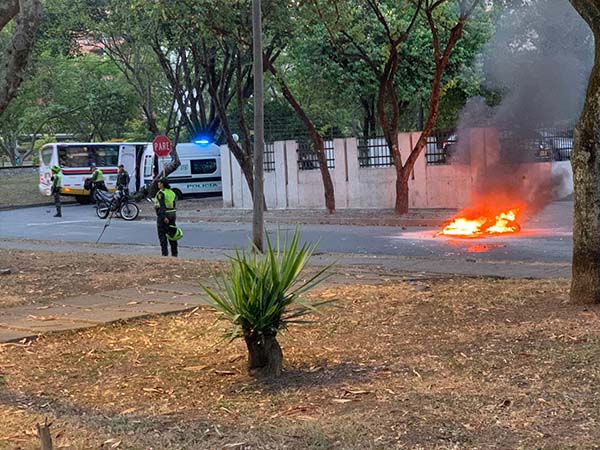 Pelea entre hinchas de América y Nacional en Cali dejó una moto incinerada