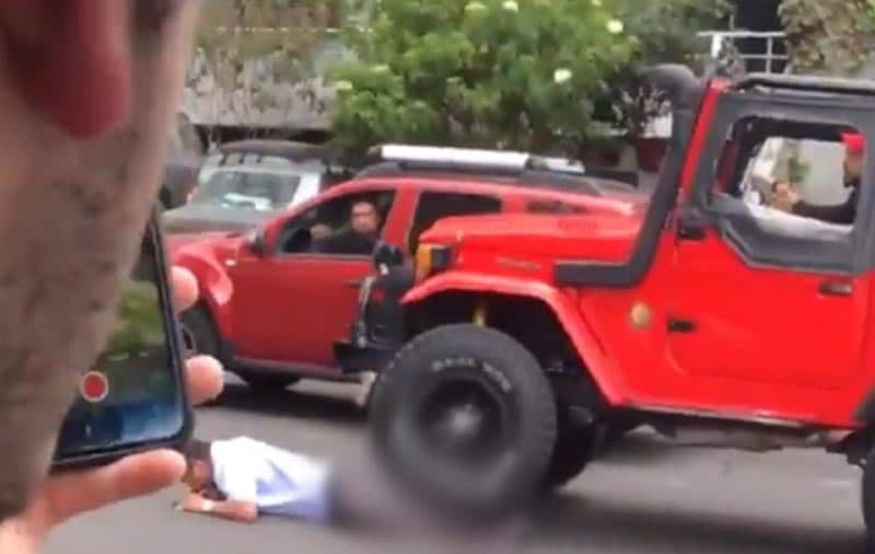 Brutal reacción: intentando huir, hombre atropelló a conductor de bus al que estrelló