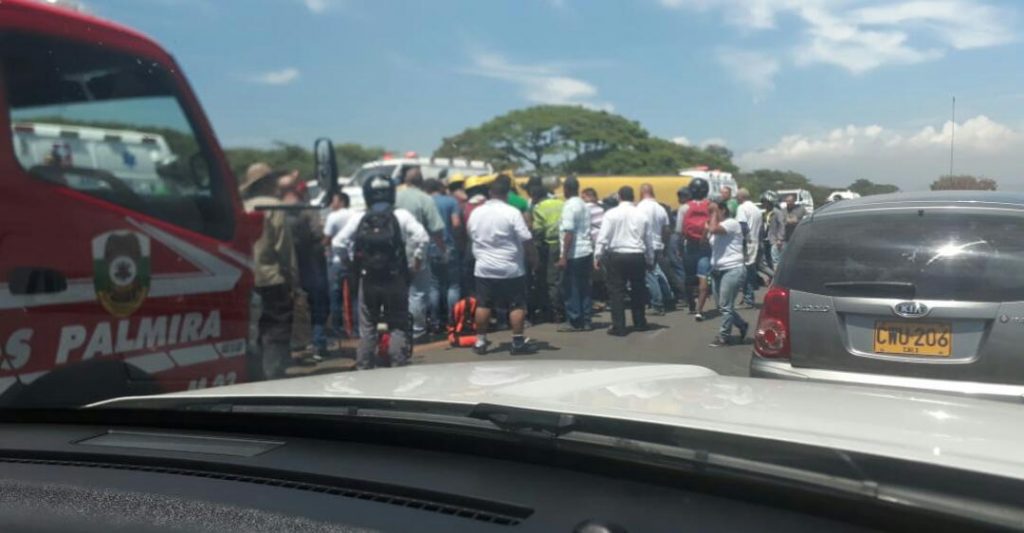 Aparatoso accidente en la vía Cali-Palmira, conductor de bus intermunicipal estaría atrapado