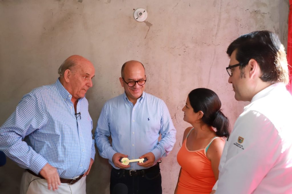 Más de 300 familias en alto riesgo del jarillón del río Cauca estrenan apartamento