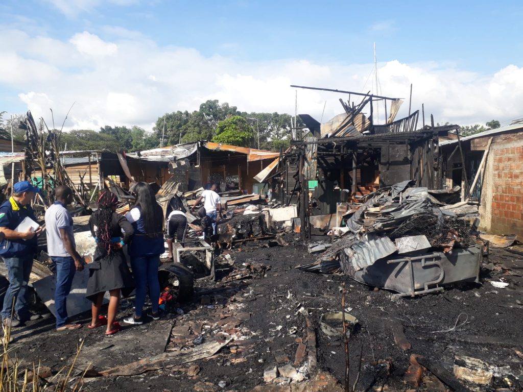 Al menos 12 viviendas terminaron destruidas por grave incendio en Jarillón del río Cauca