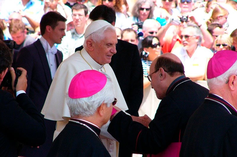 Papa emérito Benedicto XVI está gravemente enfermo, dice biógrafo