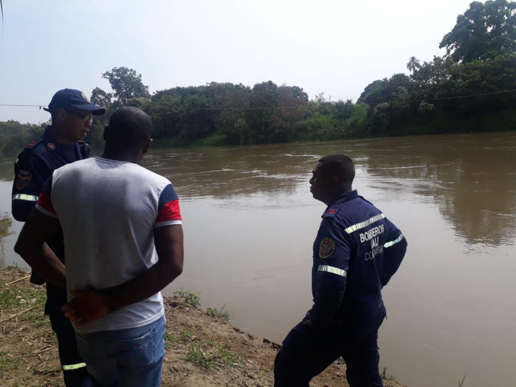 Avanza búsqueda de niña que desapareció tras caer en el Río Cauca