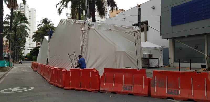 Con cierre de calles e instalación de carpas, Clínica de Cali busca descongestionar urgencias