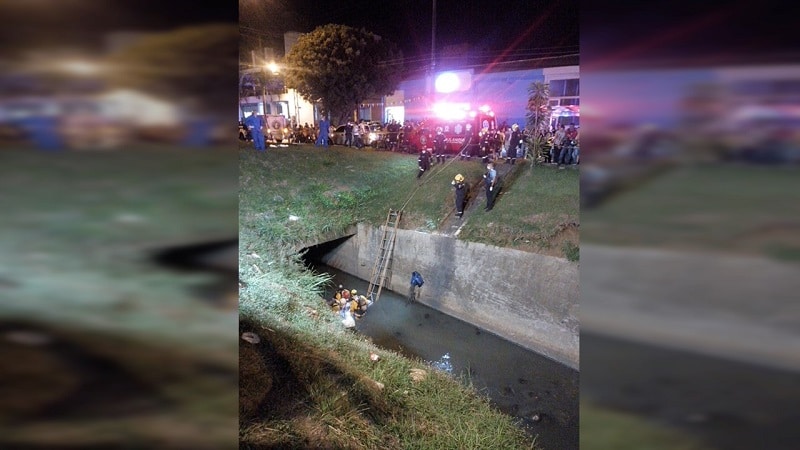 Encuentran cuerpo sin vida de joven que había caído a canal de aguas lluvias tras accidente en moto