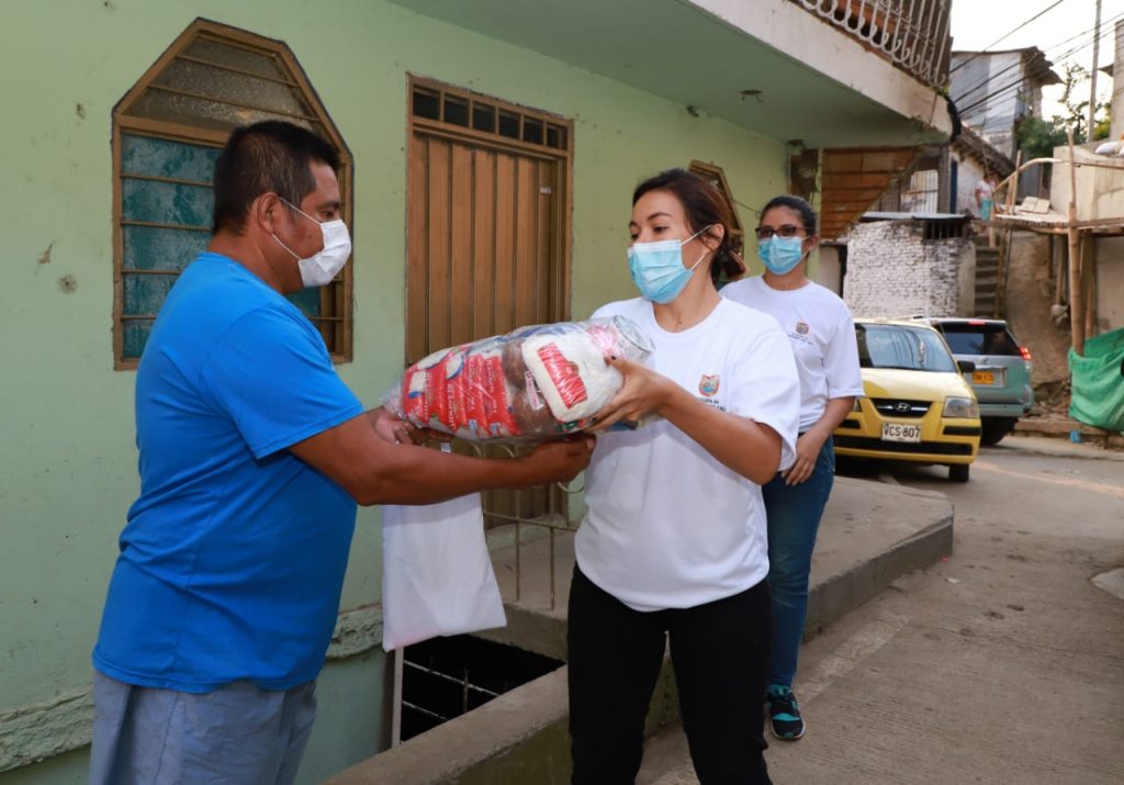 Alcaldía inició entrega de mercados puerta a puerta a familias vulnerables de Cali