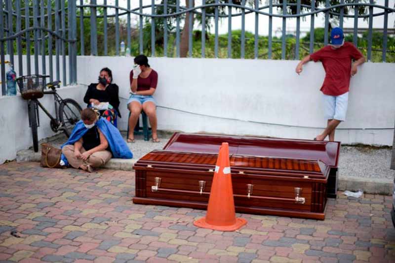 En Guayaquil ya no lloran a sus muertos, la prioridad es levantar los cadáveres