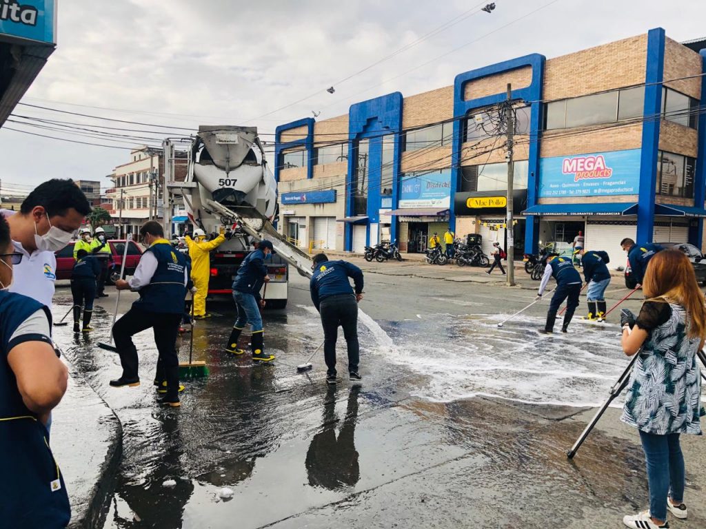 Gran jornada de desinfección en espacios públicos de plazas de mercado de Cali