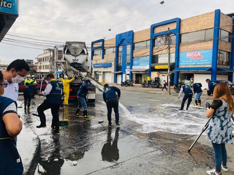 Gran jornada de desinfección en espacios públicos de plazas de mercado de Cali