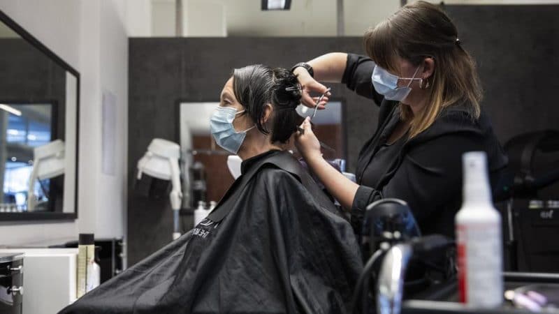 Estas son las medidas para que peluquerías, barberías y salones de belleza puedan operar, según MinSalud