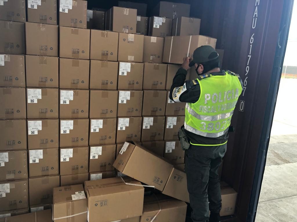 Por incumplir regulación aduanera, autoridades aprehendieron reflectores provenientes de Asia