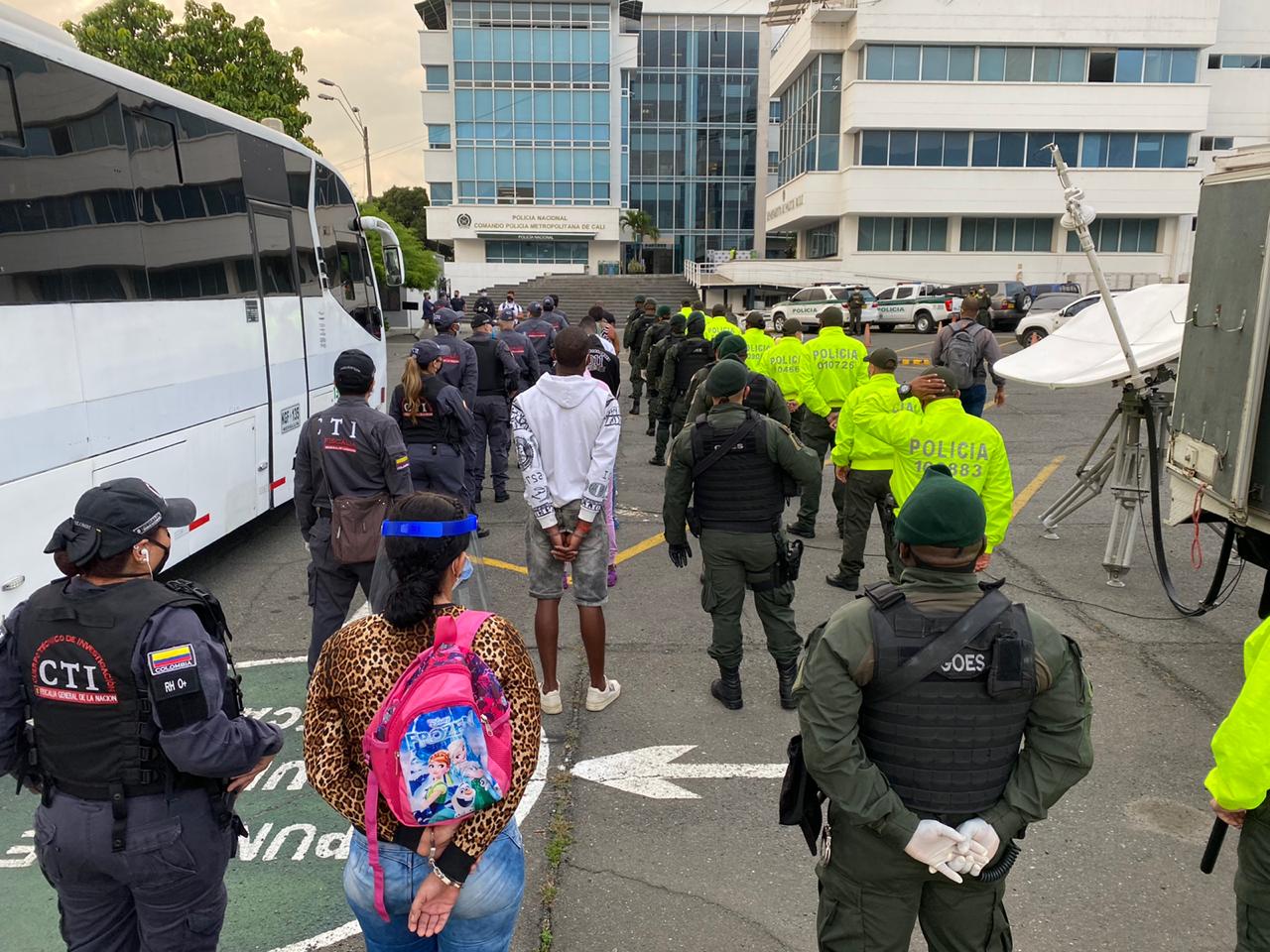 Fuerte golpe a banda 'Los Robles, que distribuía drogas en colegios usando estudiantes