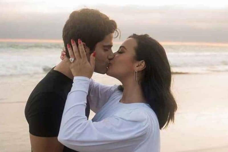 Demi Lovato y el actor Max Ehrich se comprometieron