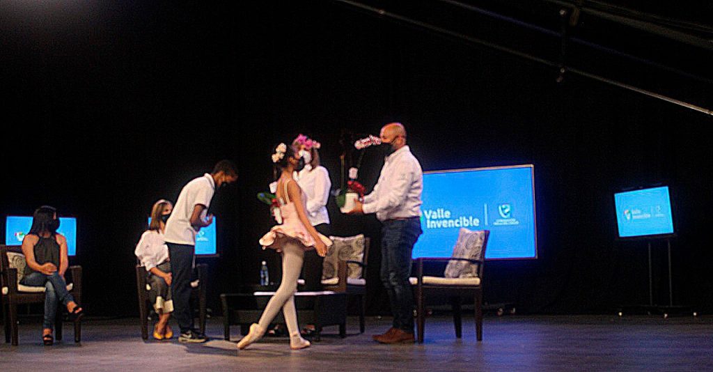 Estudiantes de Incolballet recibieron donación de 43 tabletas para el desarrollo de clases virtuales
