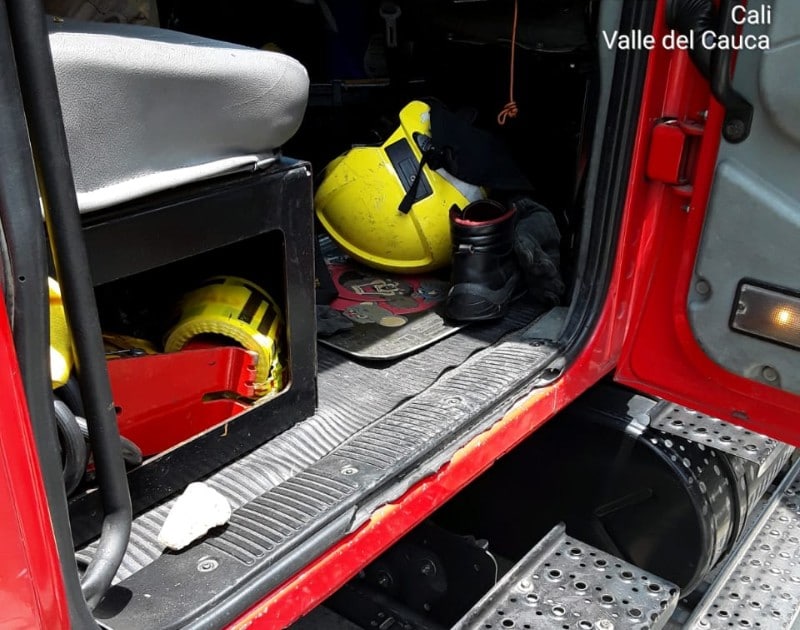 Bomberos de Cali fueron recibidos a piedra cuando iban a atender incendio en Potrero Grande