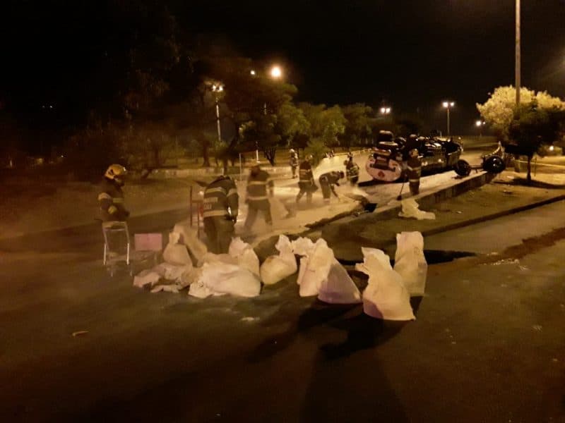 Camión cisterna terminó volcado en el Puente de los Mil días. Más de 20 Bomberos tuvieron que intervenir