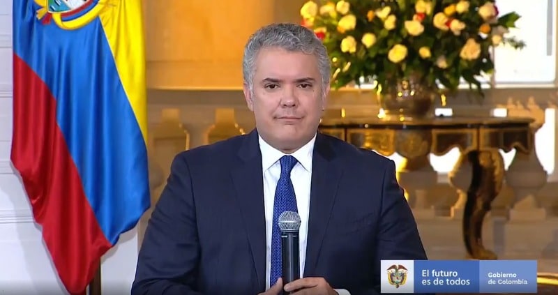 Presidente asegura que es "de puro centro" porque lo necesita el país
