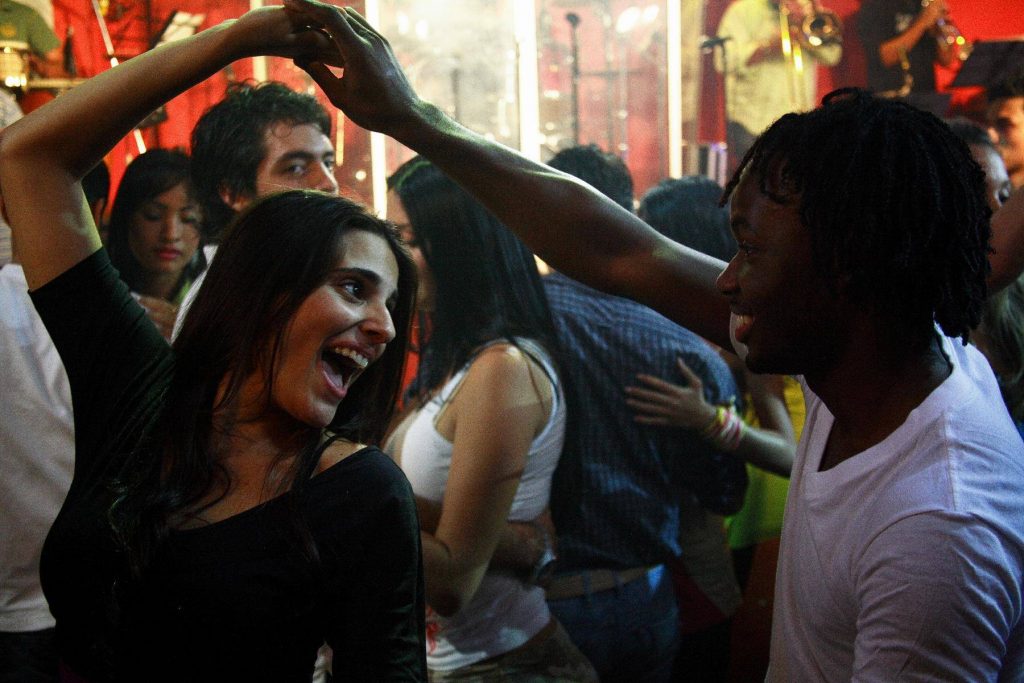 Rumba y salsa: planean pilotos para reactivar actividades nocturnas en parques de Cali