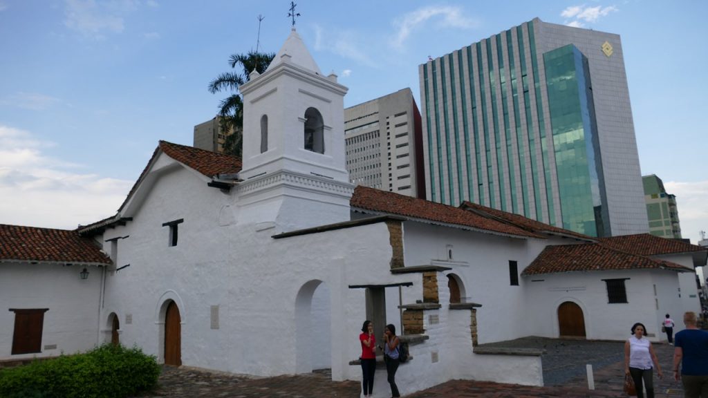 Actriz de videos para adultos que protagonizó video en el Mío, volvió a hacerlo en la iglesia La Merced