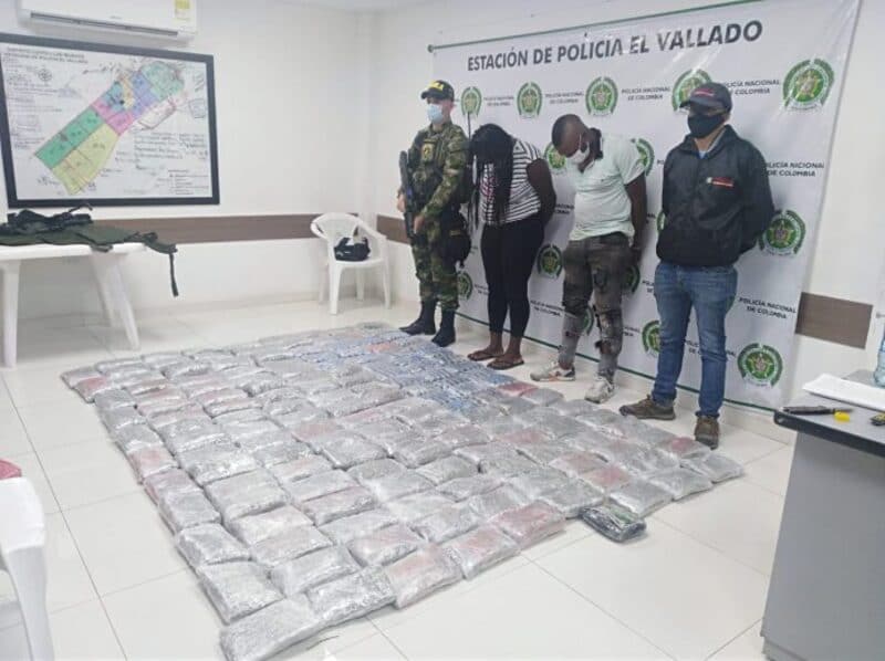A la cárcel dos personas que transportaban marihuana en bus escolar