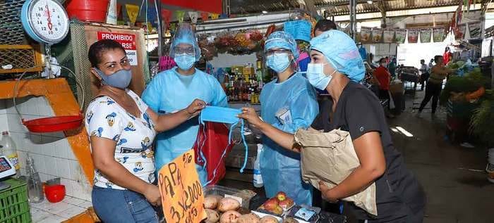 Entregaron más de 3.000 tapabocas en las plazas de mercado de Cali