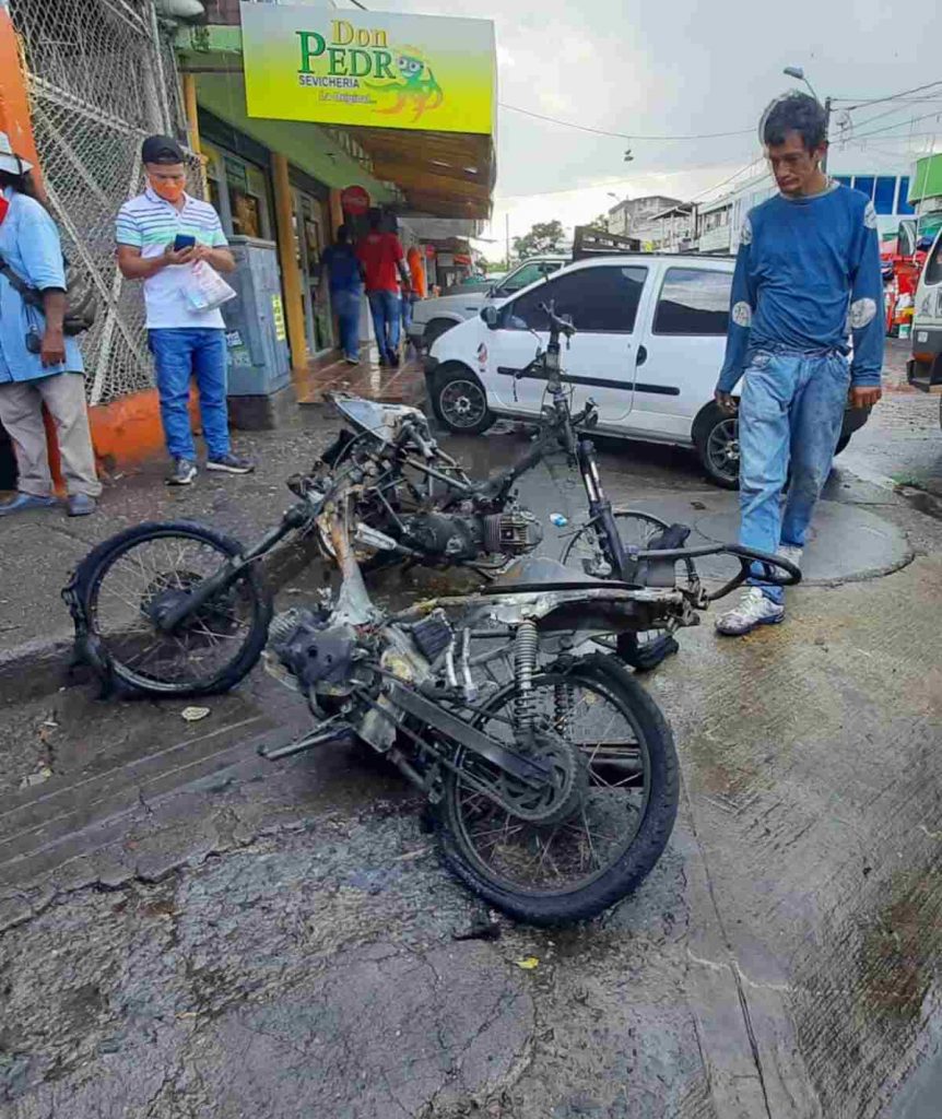 Incineran motos de presuntos fleteros en el barrio Alameda