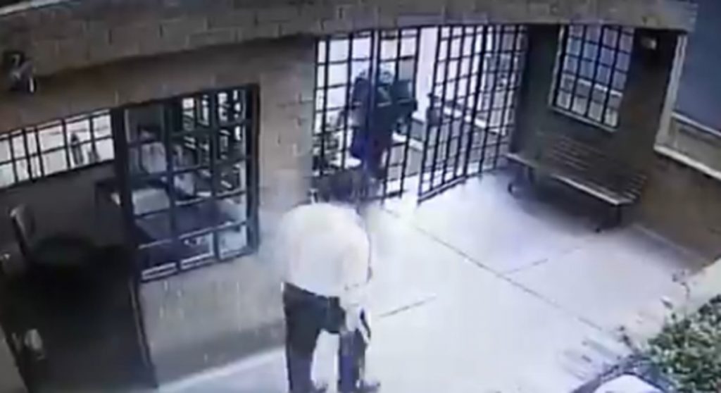 En video quedó registrado intento de robo a unidad residencial en Cali