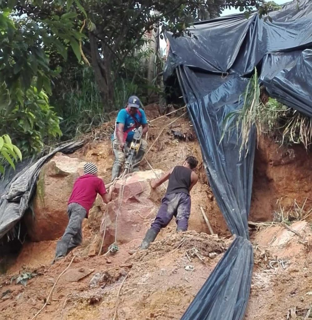 Habitantes de la zona ladera de Cali taladran enormes rocas que representan riesgo