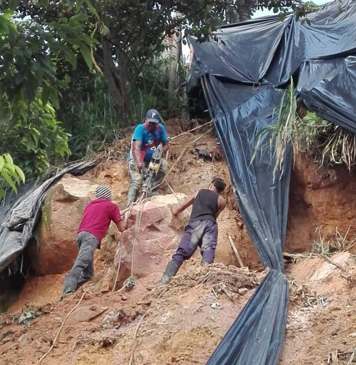 Habitantes de la zona ladera de Cali taladran enormes rocas que representan riesgo