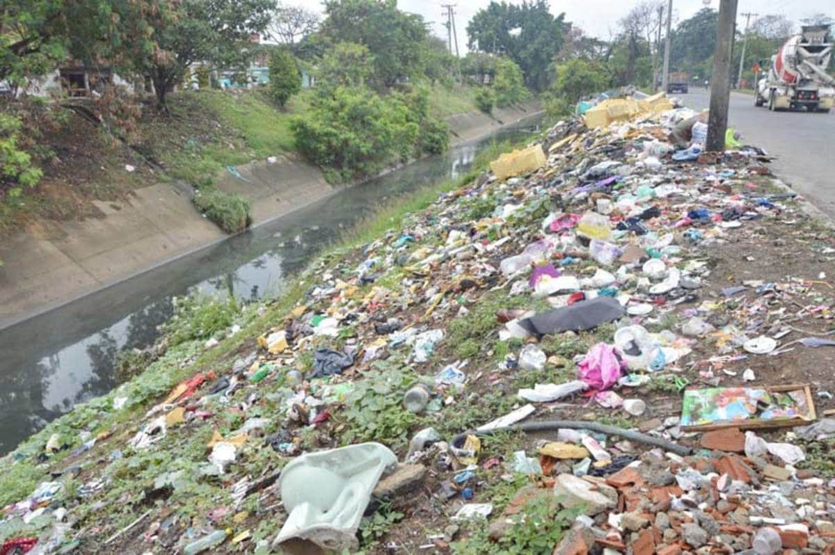 Retiran 120 toneladas de basura de los canales de agua lluvia de Cali