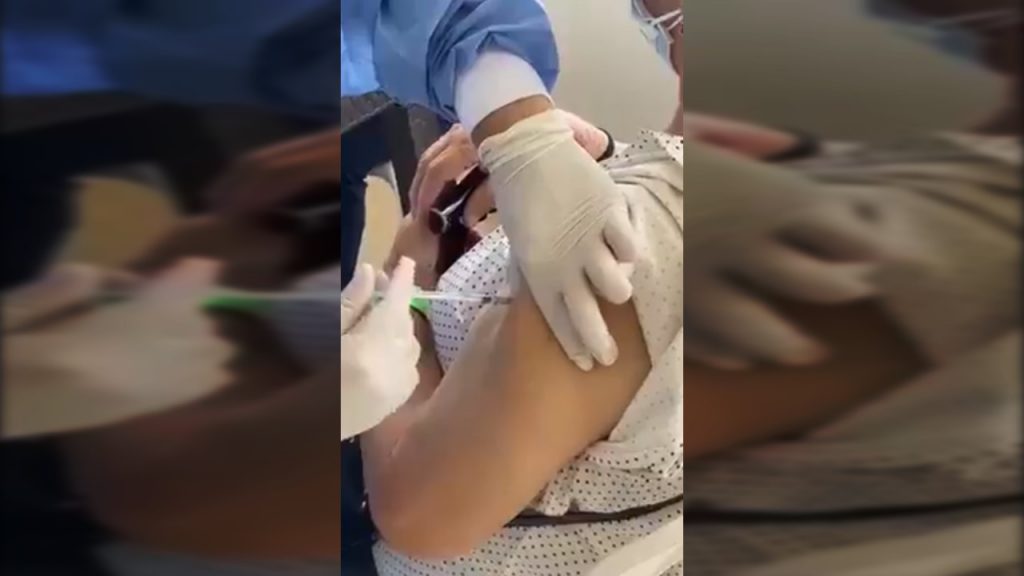 Fue un simulacro: vacunan a mujer con jeringa vacía en Santander