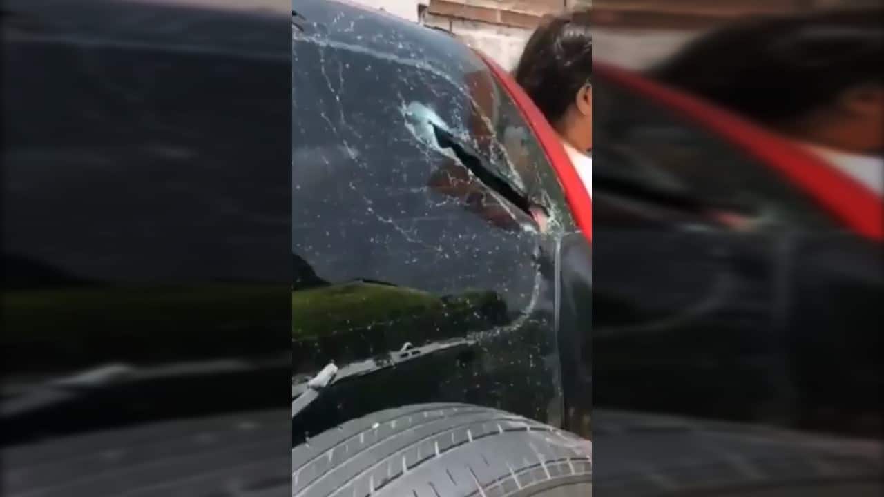 Supuestos 'limpiavidrios' habrían dañado un carro con un machetazo