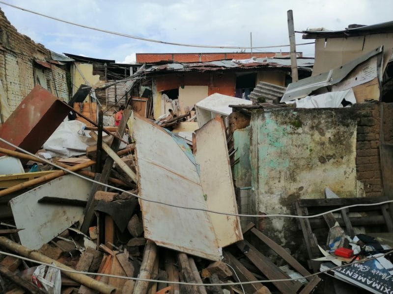 Una mujer muerta y un menor herido dejó caída de muro en una vivienda en el barrio Sucre