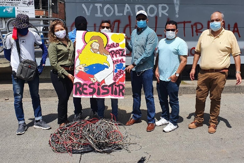 Manifestantes hacen entrega de cables de estación del Mío