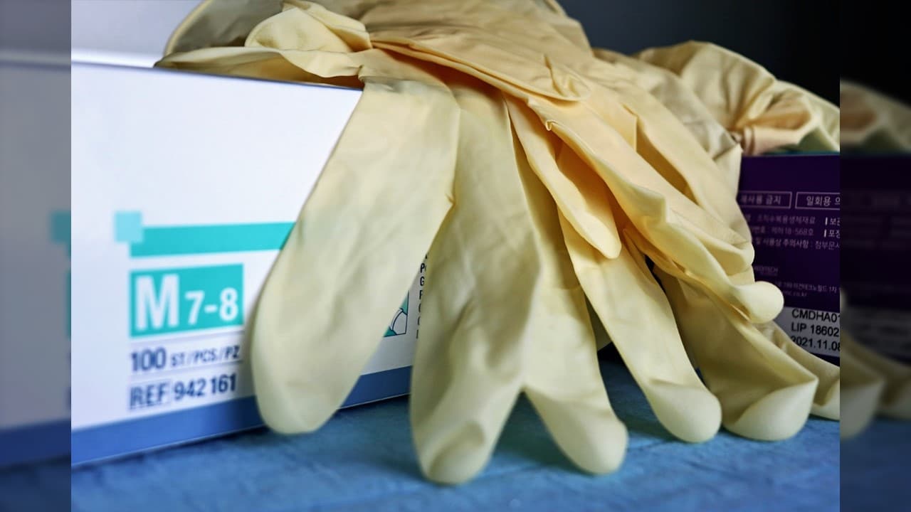 El Valle del Cauca está afrontando una escasez de guantes de látex