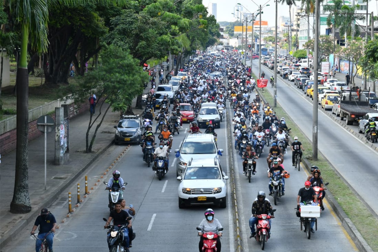 Así avanza la caravana que lleva a Junior Jein al cementerio Metropolitano del Sur