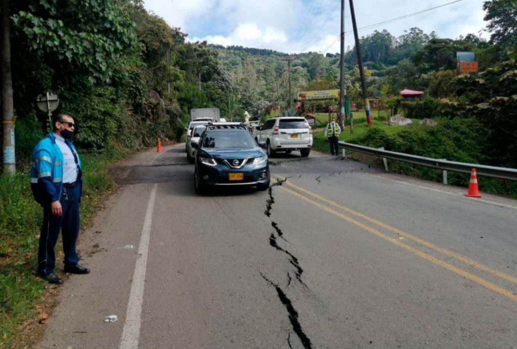 En el kilómetro 16 de la vía al mar se abrió una grieta por falla geológica