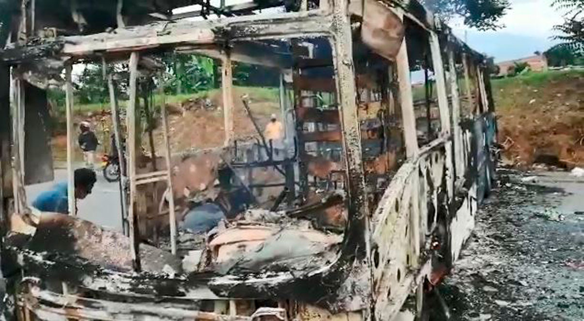 Otro bus del Mío fue incinerado en la madrugada de este viernes