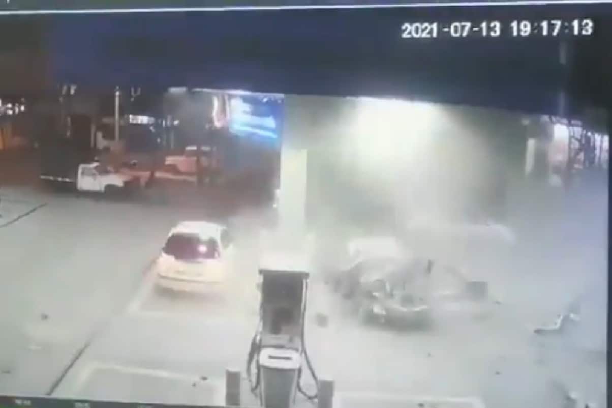Así fue la explosión de un carro cuando era tanqueado en el sur de Cali