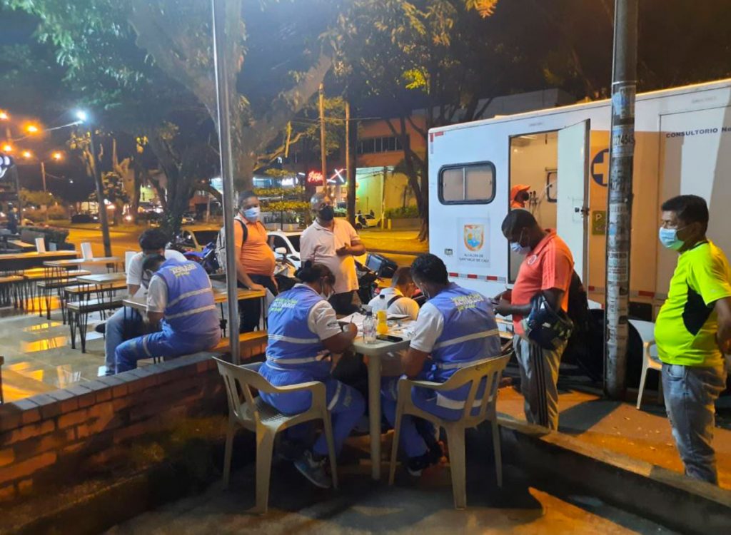 En Cali inician jornadas de vacunación nocturna: vea aquí zonas y horarios