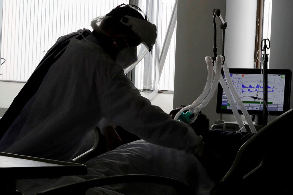 Los que han sufrido covid grave están más protegidos frente las variantes