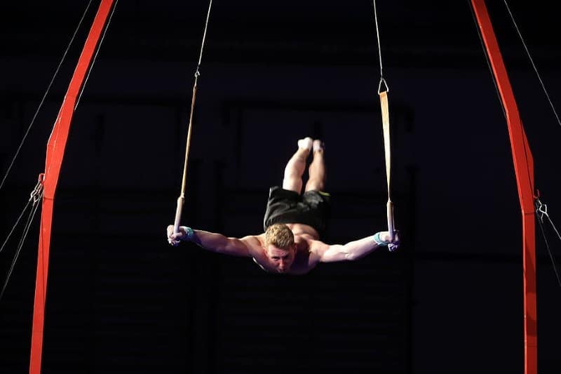 Joven latino logró romper récord Guinness por número de vueltas sobre un trapecio
